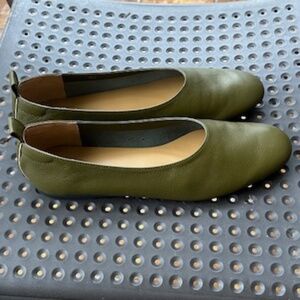 Everlane The Day Glove Flat in Birch Green, Size 10.5, like new.